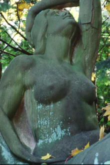Erotische Skulpturen auf Friedhfen